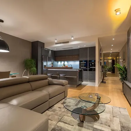 Luxury Gabriela With Pool Apartment