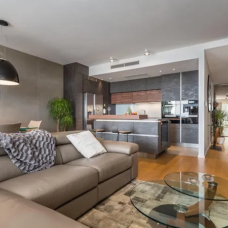 Luxury Gabriela With Pool Apartment *