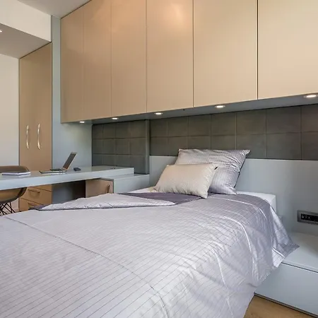 Luxury Gabriela With Pool Apartment