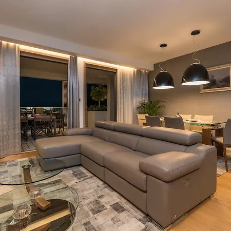 Luxury Gabriela With Pool Apartment *